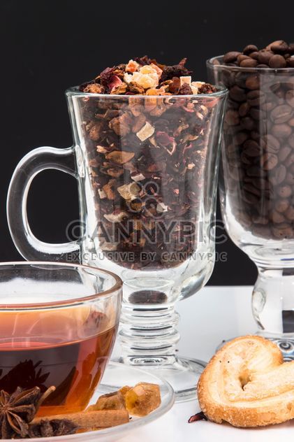 Tea and coffee beans in cups - image gratuit #350317 