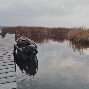 Landscape with boat on lake - image gratuit #363667 