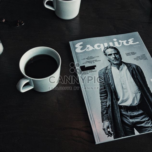Coffee and magazine - image gratuit #373527 