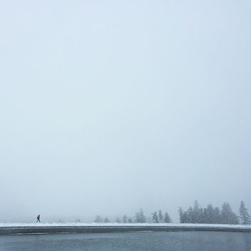 Man walking on cold ice sea shore - Kostenloses image #439267