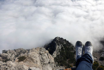 Sitting on the edge of the mountain with feet over an abyss. Ai-Petri mountain, Crimea - Kostenloses image #446867