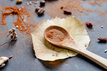 Autumn mood with autumn leaves, wooden spoon with cinnamon - image gratuit #448897 