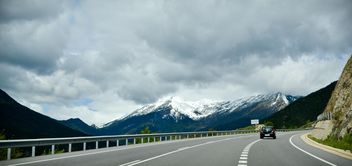 Car on road in mountains - image gratuit #449597 