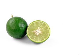 lime on white background - image gratuit #452607 