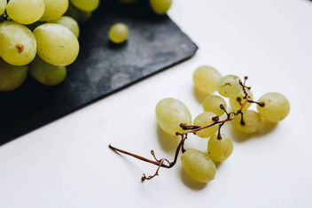 Close up of grapes on white background - image #455587 gratis