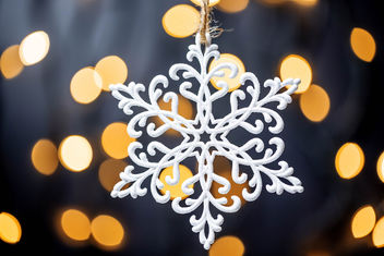 Beautiful snowflake on the background of Golden bokeh - бесплатный image #456697