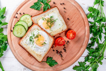 Fried eggs in toast bread with spices, vegetables and herbs - image #460767 gratis