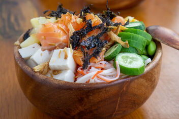 Close Up Food Photo of Wooden Bowl with Hawaiian Dish Poke Bowl with Surimi, Tofu, Fried Onions, Dried Seaweed, Vegetables and Raw Salmon - Kostenloses image #476447