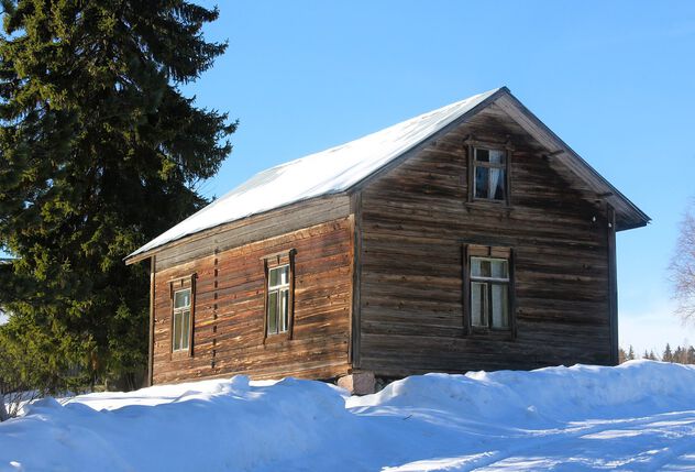 Log house on the hillside - image #504857 gratis