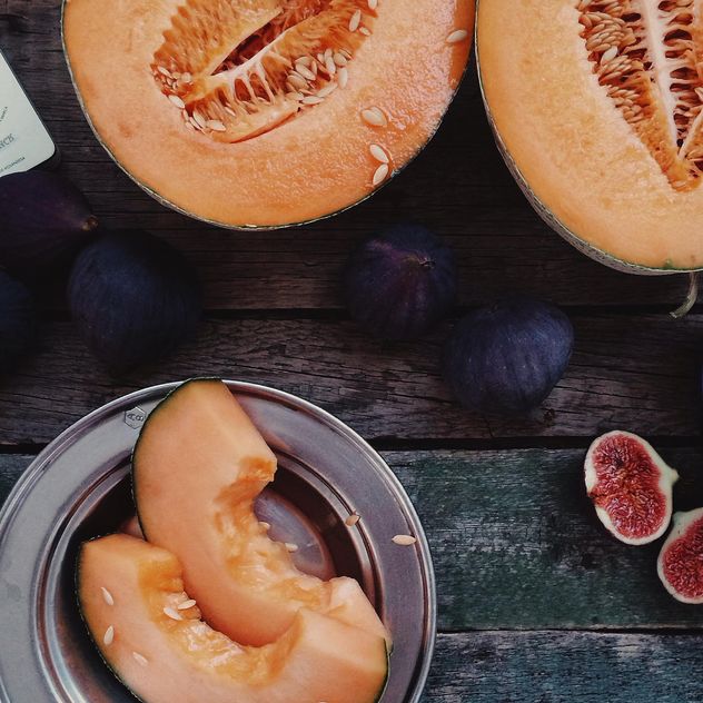 Sliced ripe melon and figs - image gratuit #136187 