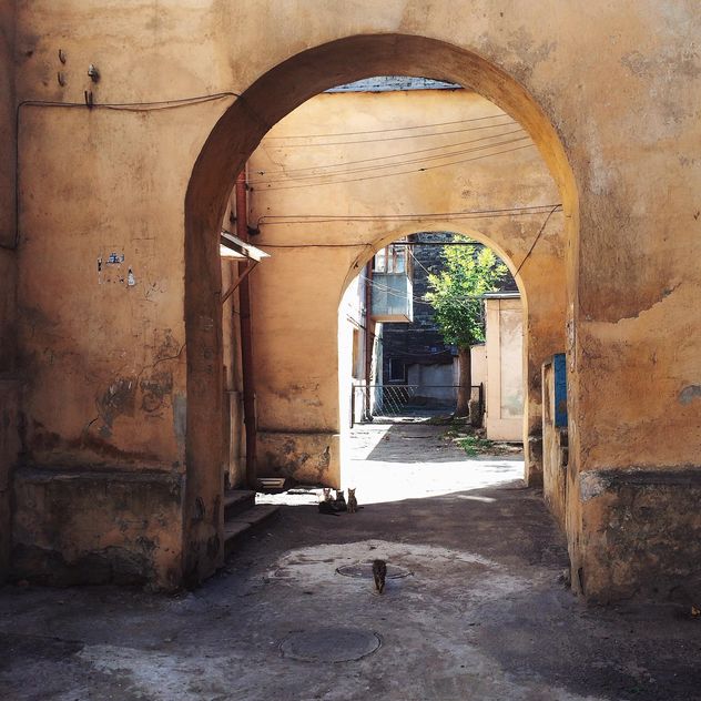 Arches in old courtyards - image gratuit #136207 