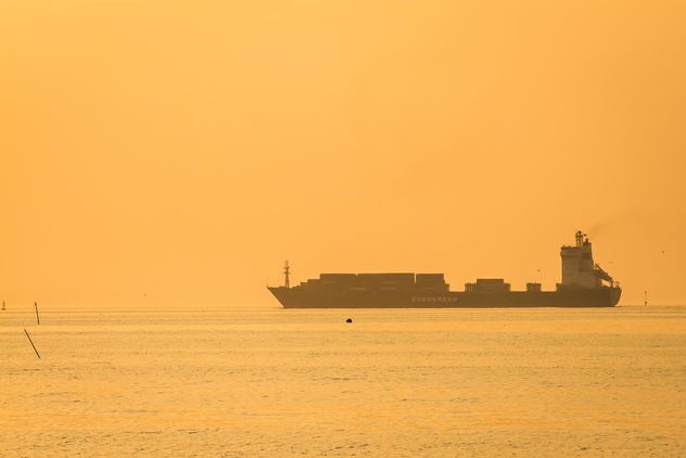 Ship in sea at sunset - image gratuit #136347 