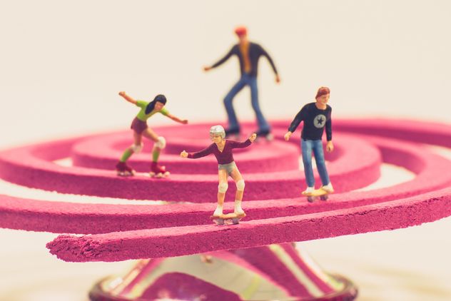 Miniature people with skateboards and roller skates - image #136377 gratis