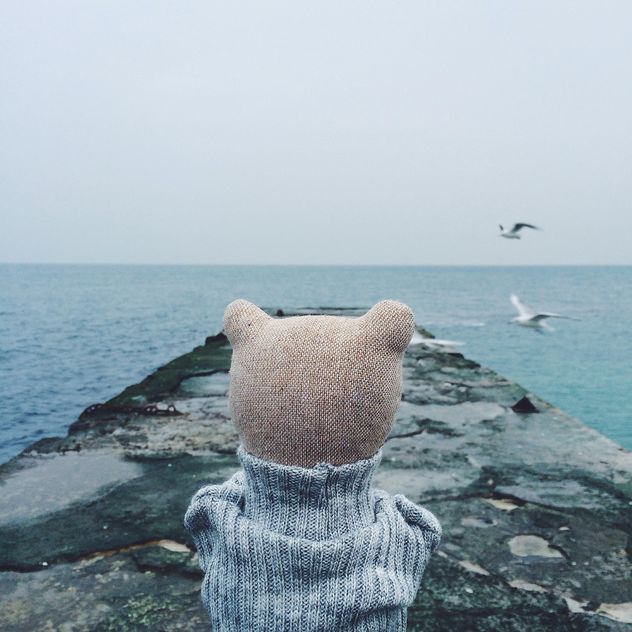 A bear is standing and thinking on the sea pier - Kostenloses image #136427