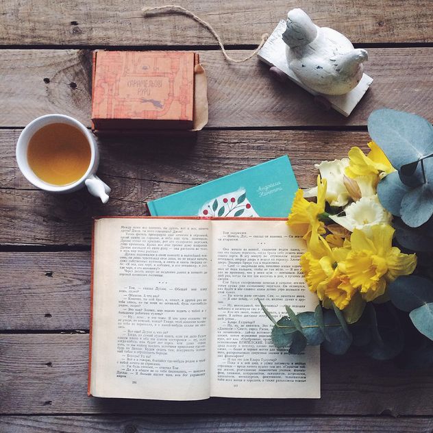 Cup of tea, candies and open book - Kostenloses image #136537