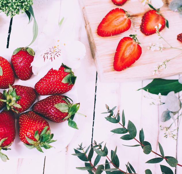 Fresh strawberries, flowers and green leaves - image #136607 gratis