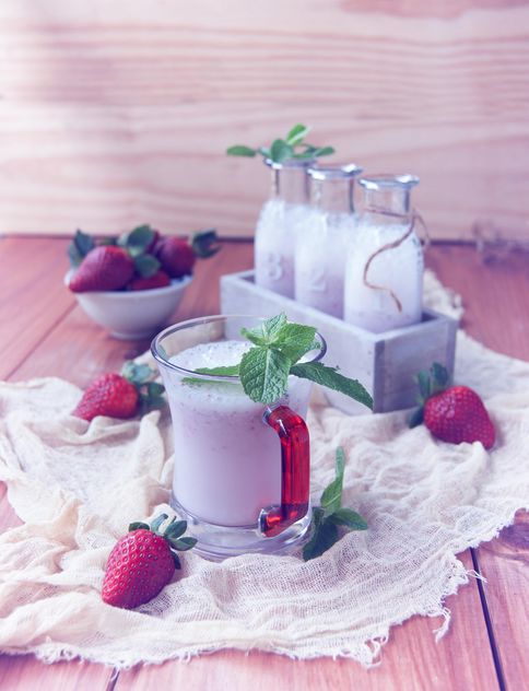 milkshake in bottles and fresh strawberry - image gratuit #136657 