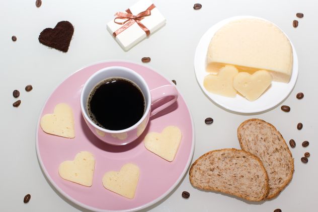 Cup of coffee, bread and cheese - image #182647 gratis