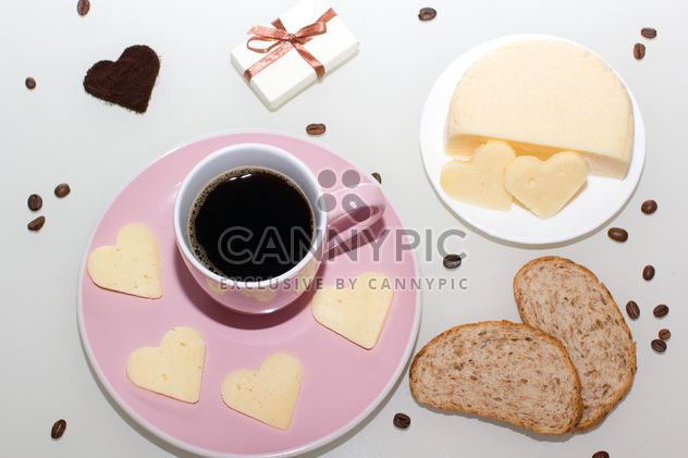 Cup of coffee, bread and cheese - image #182647 gratis