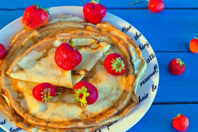 Pancakes with strawberries in plate - image #182687 gratis