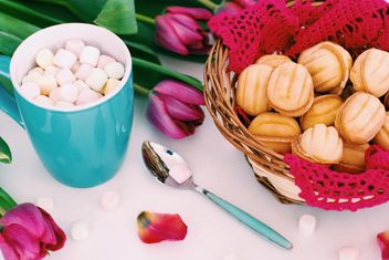 Cookies, marshmallows and tulips - image gratuit #182697 