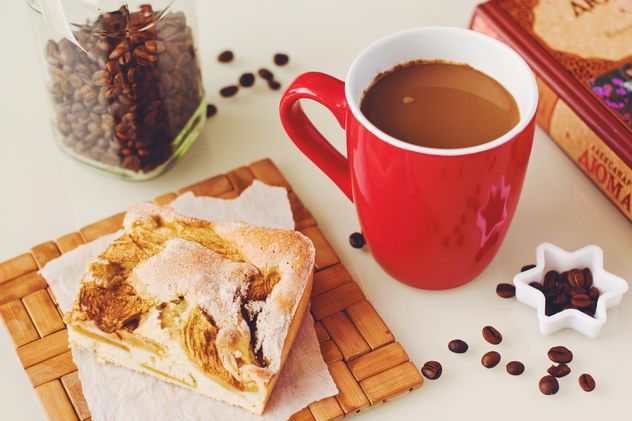 Cup of coffee, piece of pie, coffee beans and book - Kostenloses image #182747