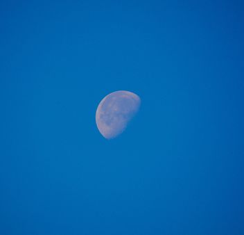 Moon in blue sky - бесплатный image #182787