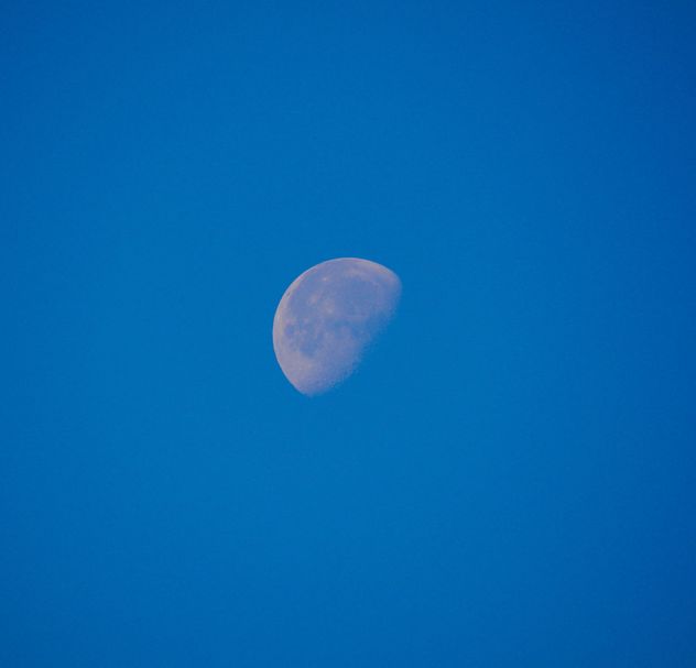 Moon in blue sky - image gratuit #182787 