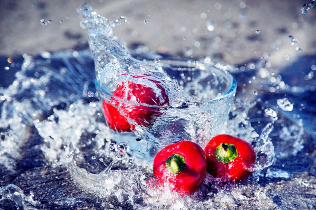amazing photo-shoot with splashing water and red pepper - Kostenloses image #182887
