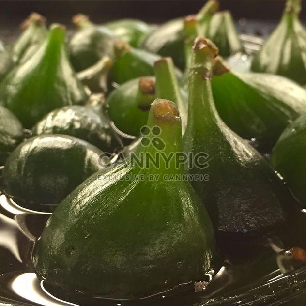 Green figs in water closeup - Free image #183067