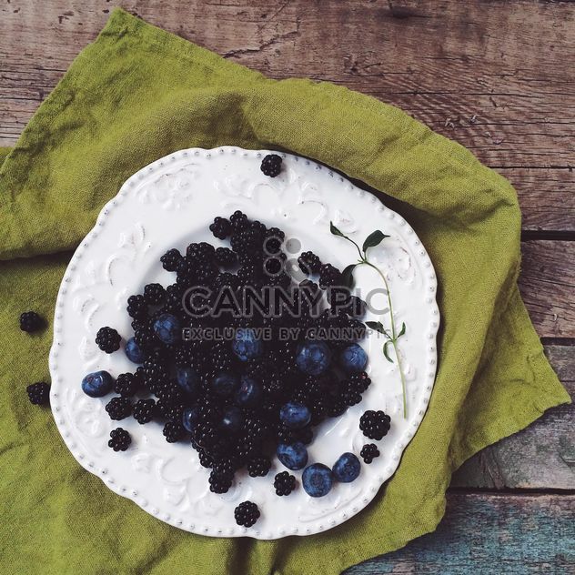 Blackberries and bluberries - image #183277 gratis
