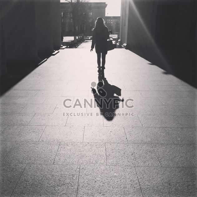 Girl walking in the street in sunny day, black and white - бесплатный image #183667