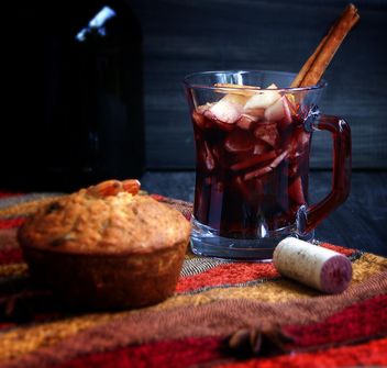 hot cup of red wine and cupcake - бесплатный image #183917