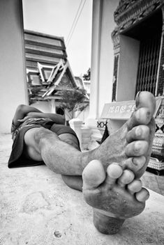 Legs of sleeping man on street, black and white - бесплатный image #184197