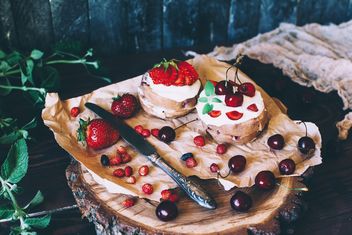 Cakes and berries - image gratuit #184537 
