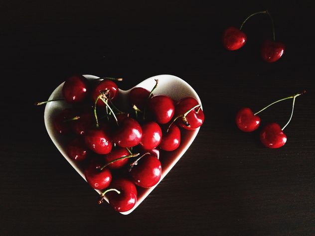 Cherries in a plate - бесплатный image #185687