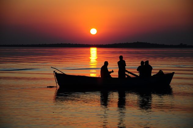 silhouettes of fishermen on lake - бесплатный image #185777