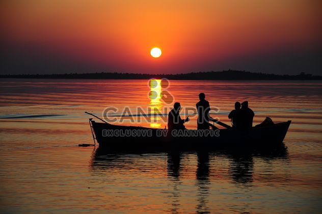 silhouettes of fishermen on lake - image #185777 gratis
