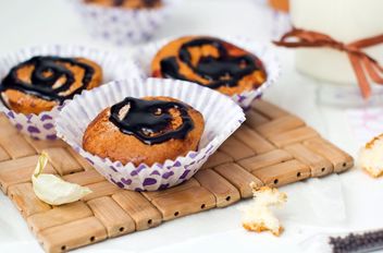Cupcakes drizzled with chocolate milk - бесплатный image #185837