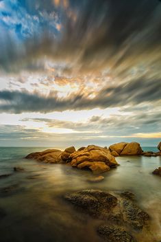 Stones in water at sunset - image #186097 gratis