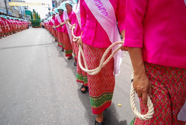 Women in pink clothes holding long rope - image #186327 gratis