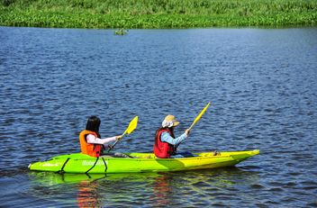 Kids kayaking in river - image #186517 gratis