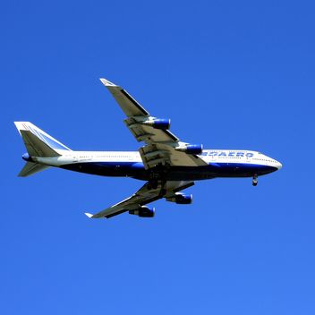 Airplane on background of sky - image #186637 gratis