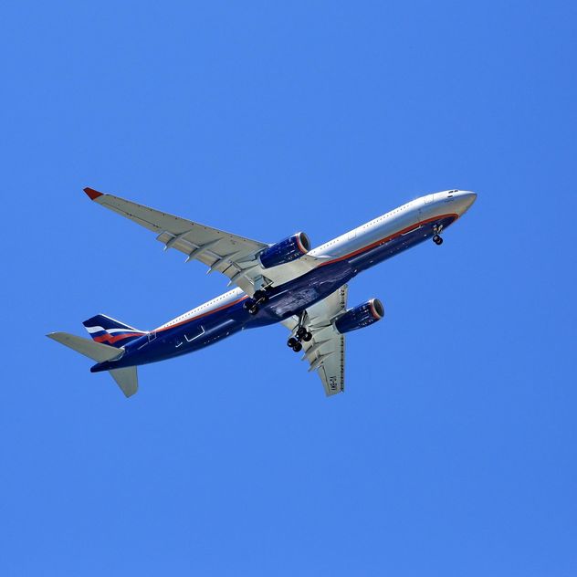 Airplane on background of sky - image #186647 gratis