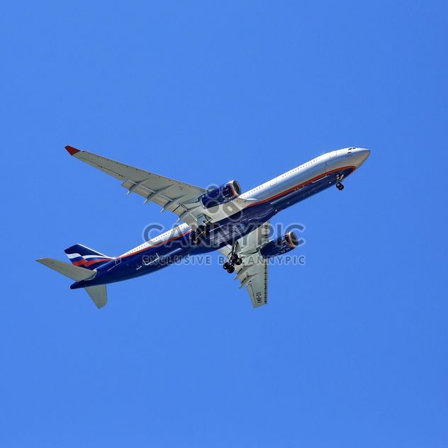 Airplane on background of sky - бесплатный image #186647
