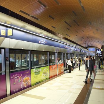 People at metro station, Dubai - image #186677 gratis
