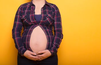 Pregnant woman with hands on her belly - image #186717 gratis