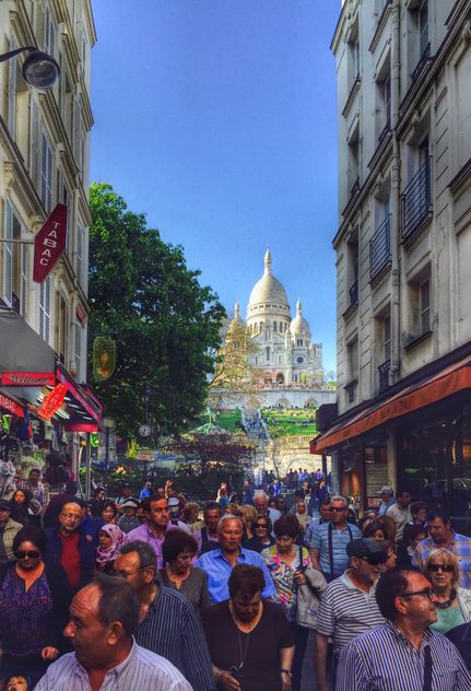 Tourists and Basilica Sacre Coeur - image #186857 gratis