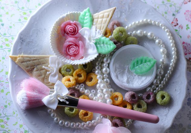 Pink makeup brush and pearls on a plate - бесплатный image #187257