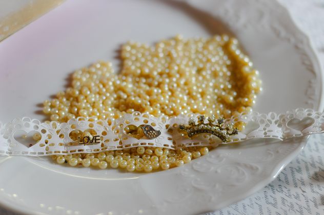 Yellow beads on plate - image gratuit #187277 